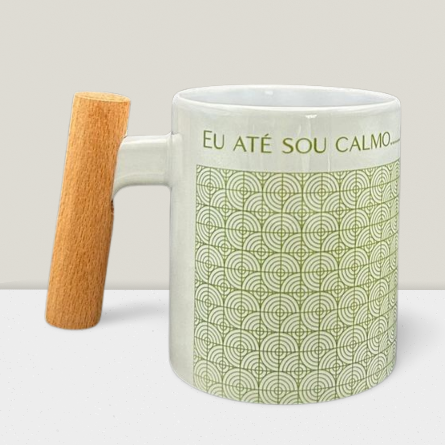 Caneca personalizada pega de madeira "Eu sou calma"