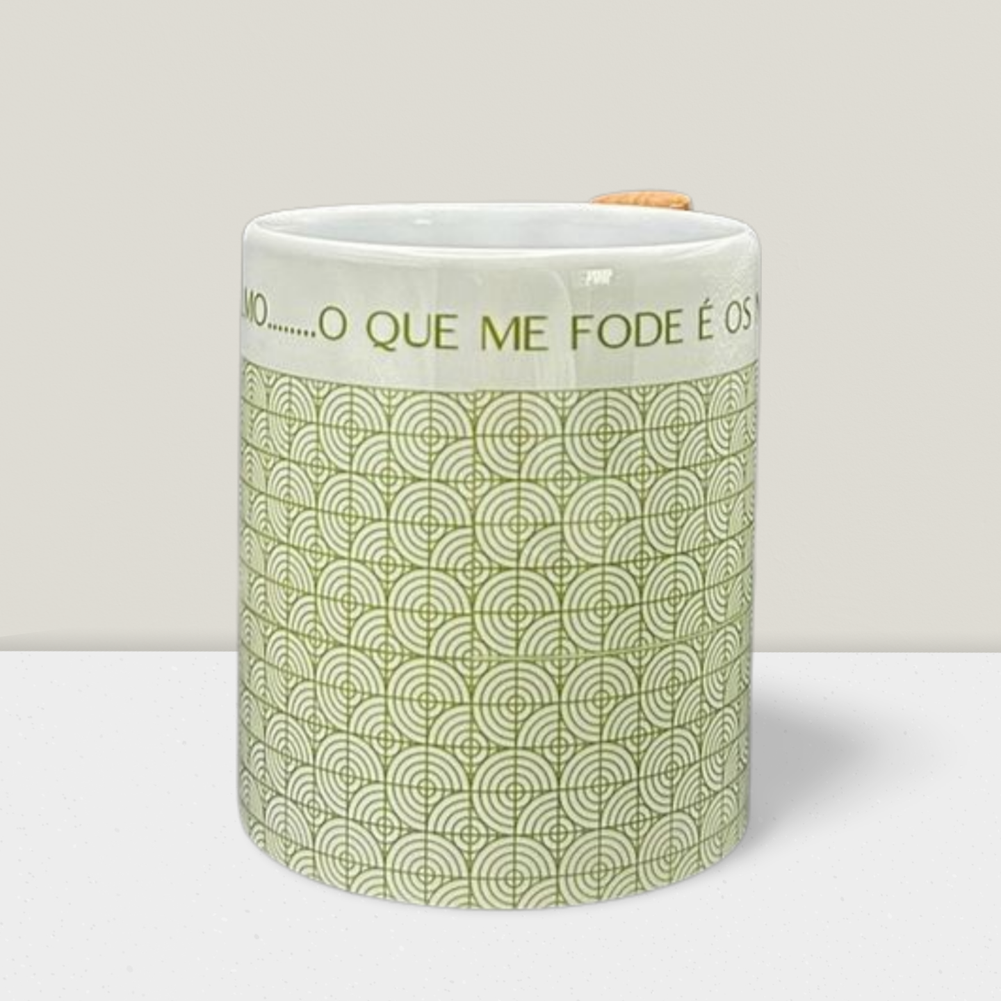 Caneca personalizada pega de madeira "Eu sou calma"