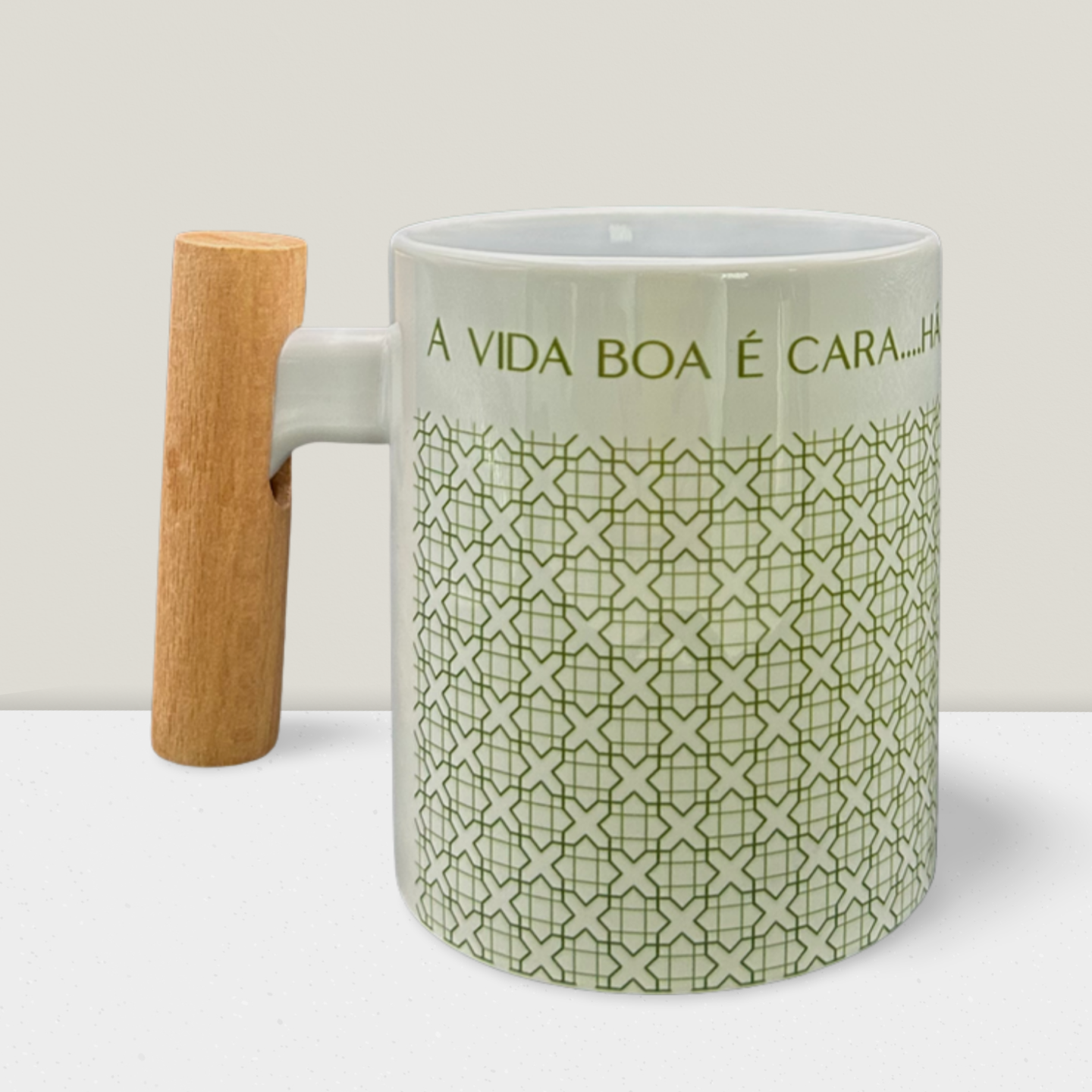 Caneca personalizada pega de madeira "A vida boa é cara"